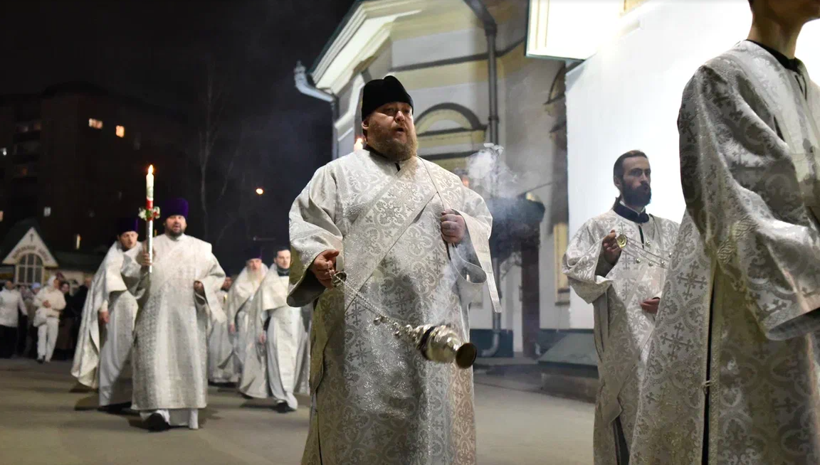 Фото Сотни прихожан пришли на ночную пасхальную службу в Вознесенский собор Новосибирска – 20 кадров 15 - Сиб.ФМ Фото Сотни прихожан пришли на ночную пасхальную службу в Вознесенский собор Новосибирска – 20 кадров 15